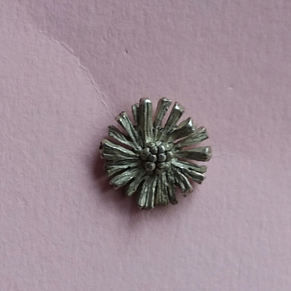 Artisan Floral Earring stud single marked KH EUC